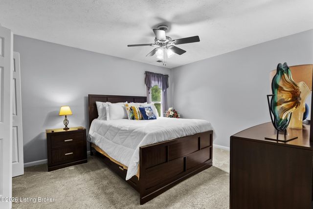 3901 Meadow Ridge Pl, Louisville, KY 40218