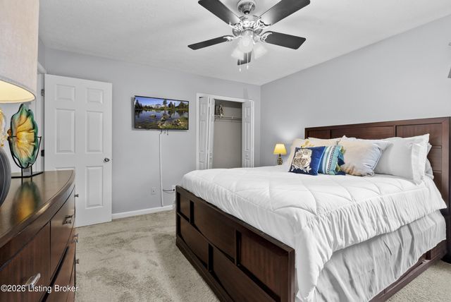 3901 Meadow Ridge Pl, Louisville, KY 40218
