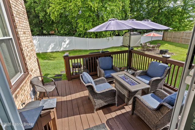 3901 Meadow Ridge Pl, Louisville, KY 40218