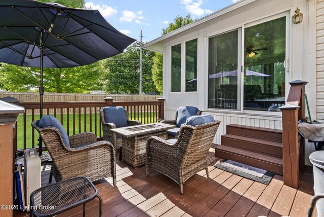 3901 Meadow Ridge Pl, Louisville, KY 40218