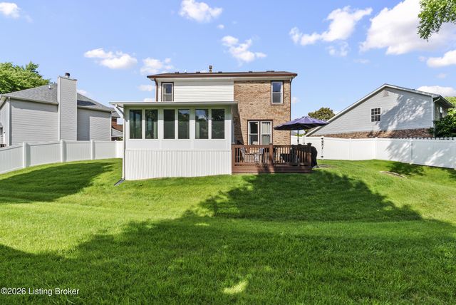 3901 Meadow Ridge Pl, Louisville, KY 40218