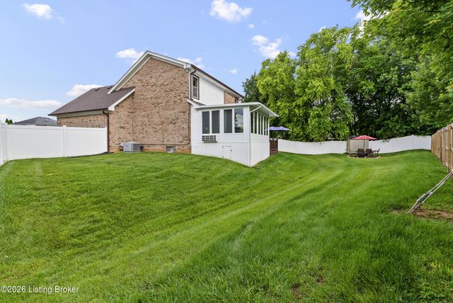 3901 Meadow Ridge Pl, Louisville, KY 40218