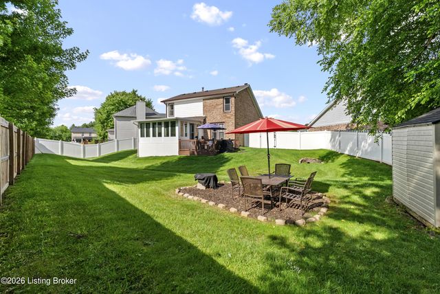 3901 Meadow Ridge Pl, Louisville, KY 40218