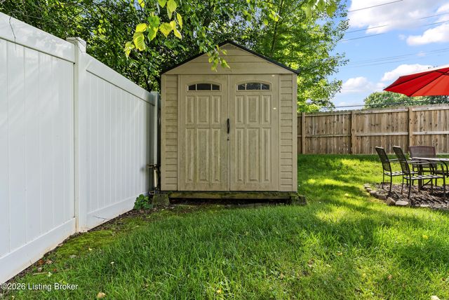 3901 Meadow Ridge Pl, Louisville, KY 40218