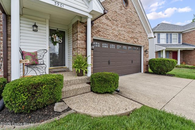 3901 Meadow Ridge Pl, Louisville, KY 40218