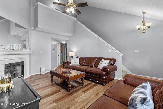 3901 Meadow Ridge Pl, Louisville, KY 40218