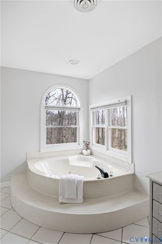 14429 Fox Knoll Dr, Colonial Heights, VA 23834