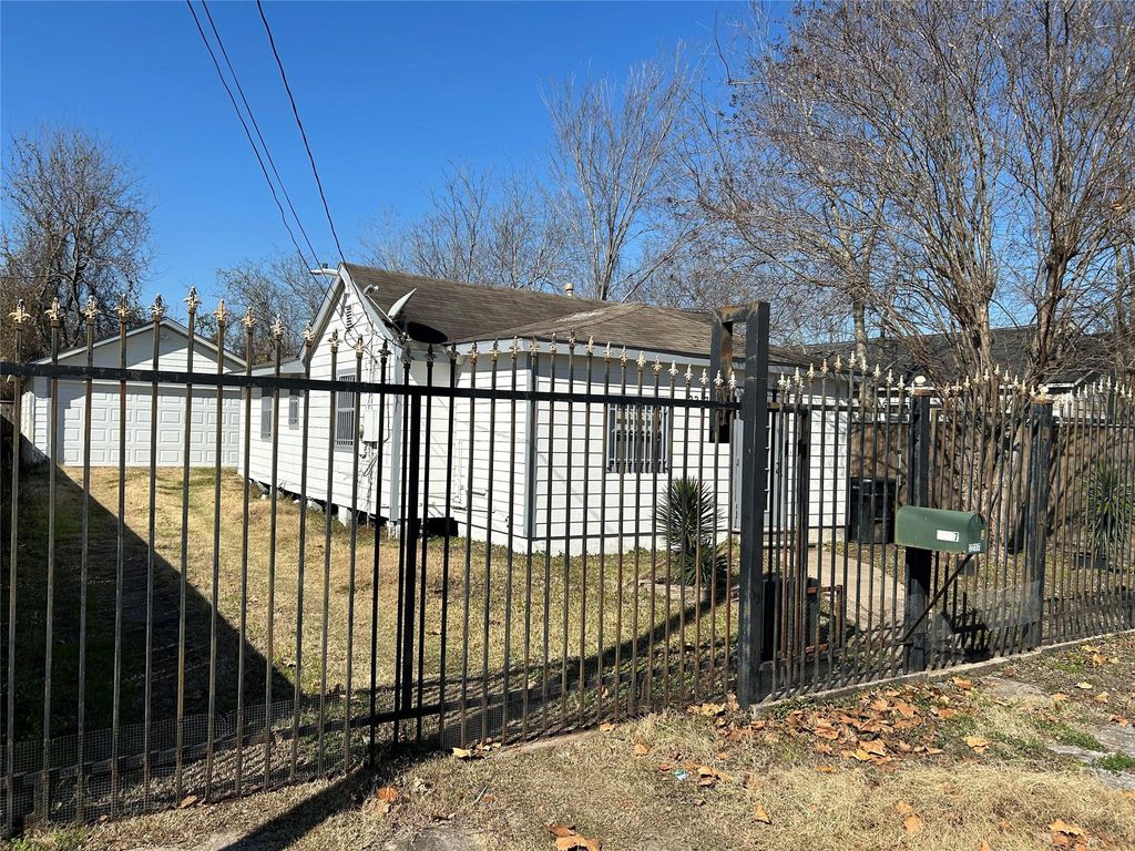 2217 Chew Street, Houston, TX 77020