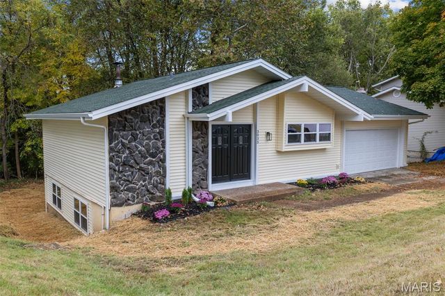 3033 Yale Boulevard, St Charles, MO 63301