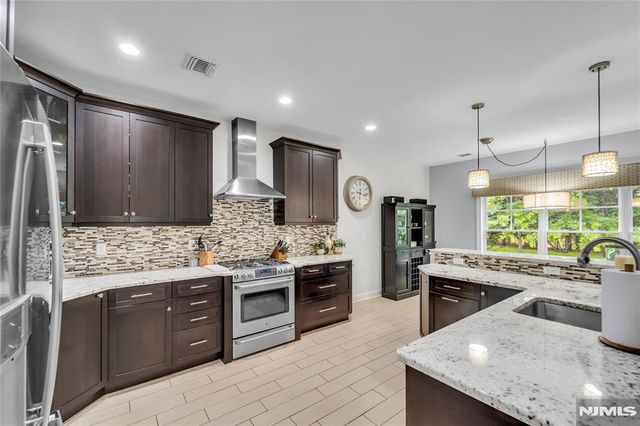32 Cherrywood Court 7004, River Vale, NJ 07675