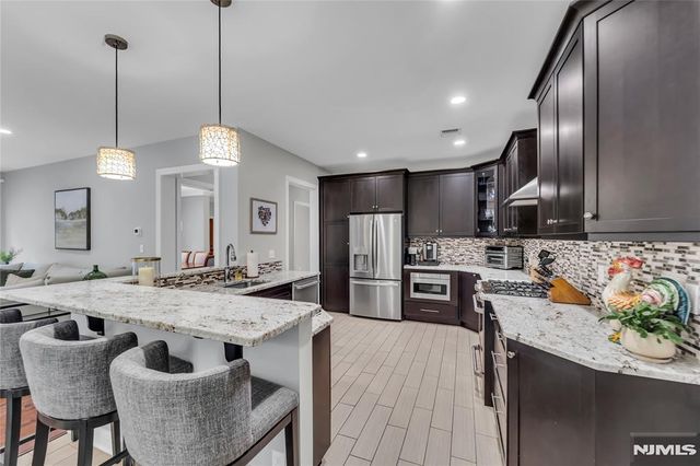 32 Cherrywood Court 7004, River Vale, NJ 07675