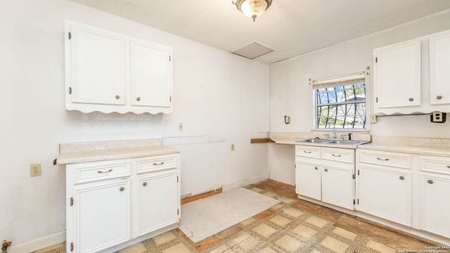 2719 Chihuahua, San Antonio, TX 78207