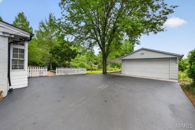 1300 S Warson Road, St Louis, MO 63124
