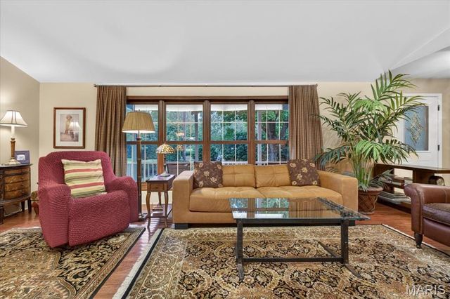 1300 S Warson Road, St Louis, MO 63124