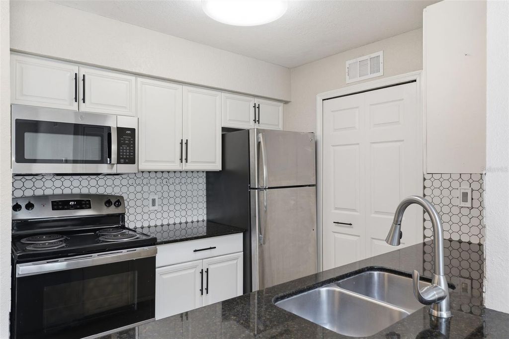 Image 15 of property listing at 3274 HAVILAND COURT 204, Palm Harbor, FL 34684