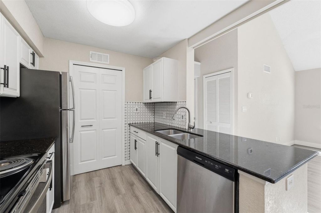 Image 16 of property listing at 3274 HAVILAND COURT 204, Palm Harbor, FL 34684