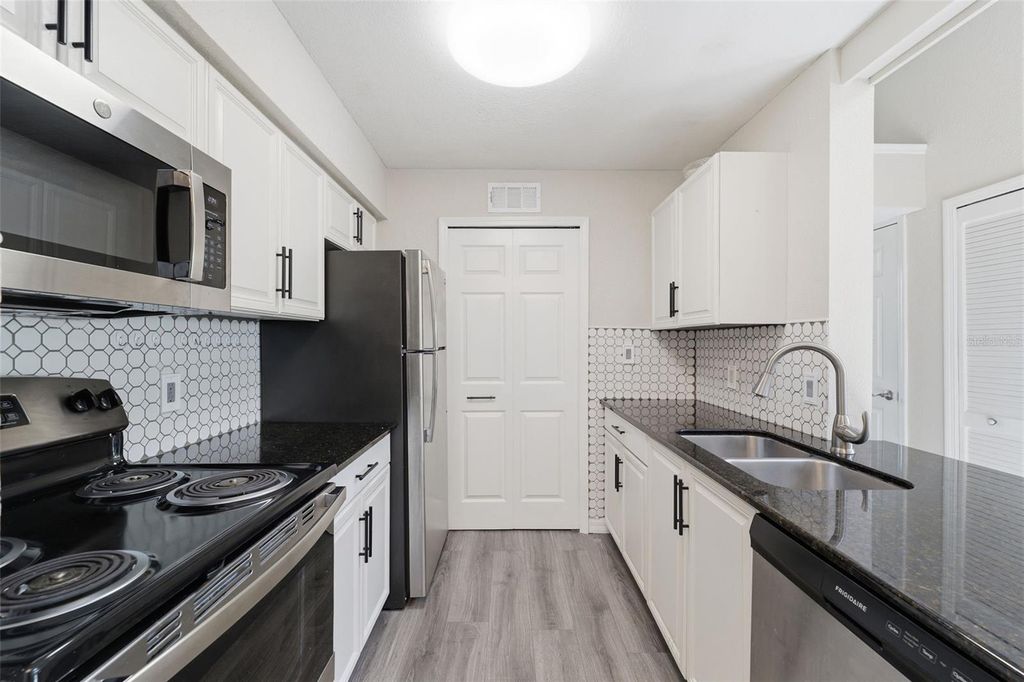 Image 17 of property listing at 3274 HAVILAND COURT 204, Palm Harbor, FL 34684