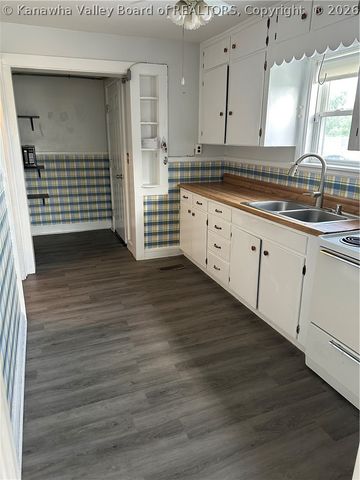 239 10th Avenue, South Charleston, WV 25303