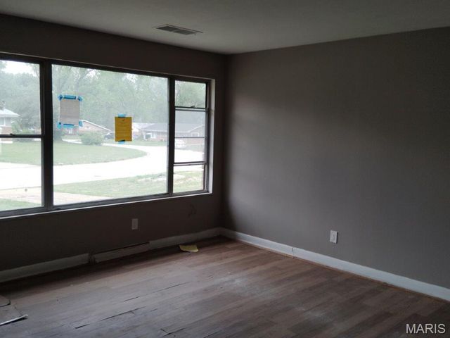 9967 Lanier Drive, St Louis, MO 63136
