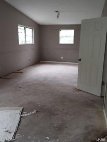 9967 Lanier Drive, St Louis, MO 63136