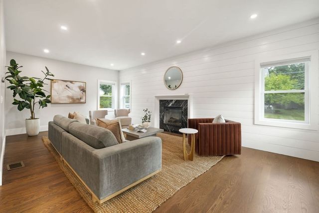 27 Connecticut Ave, Natick, MA 01760