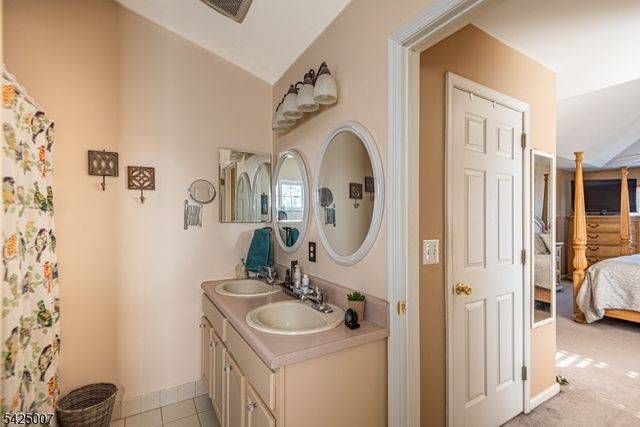 6 Kyle Dr, Lopatcong Twp., NJ 08865