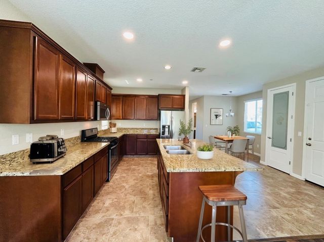 4638 Cherry Blossom Ln, Turlock, CA 95382