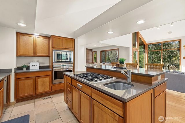 17055 37th Avenue NE, Lake Forest Park, WA 98155