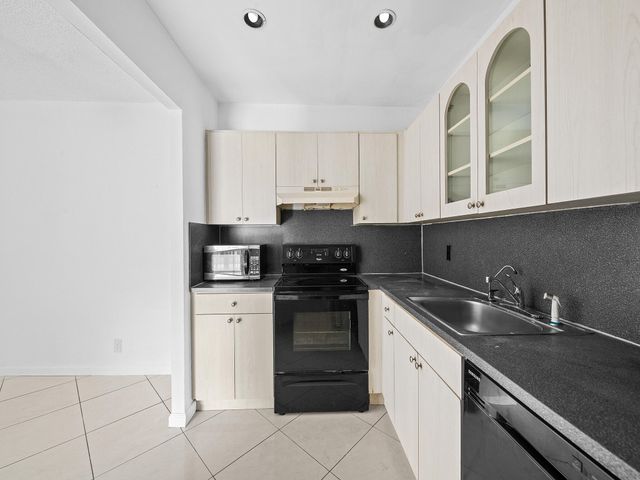 1 Jacaranda Country Club Drive 202, Plantation, FL 33324