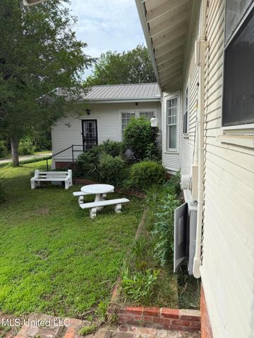 1303 River Road, Greenwood, MS 38930