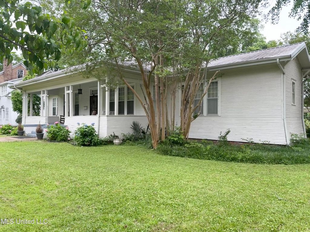 1303 River Road, Greenwood, MS 38930