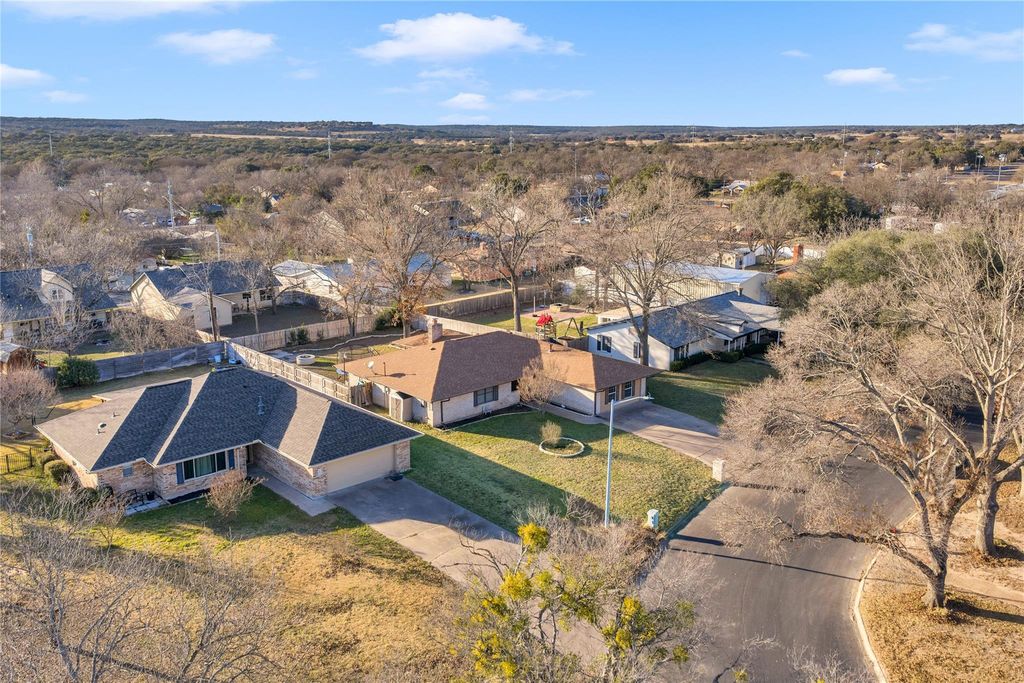213 Corder LN, Burnet, TX 78611
