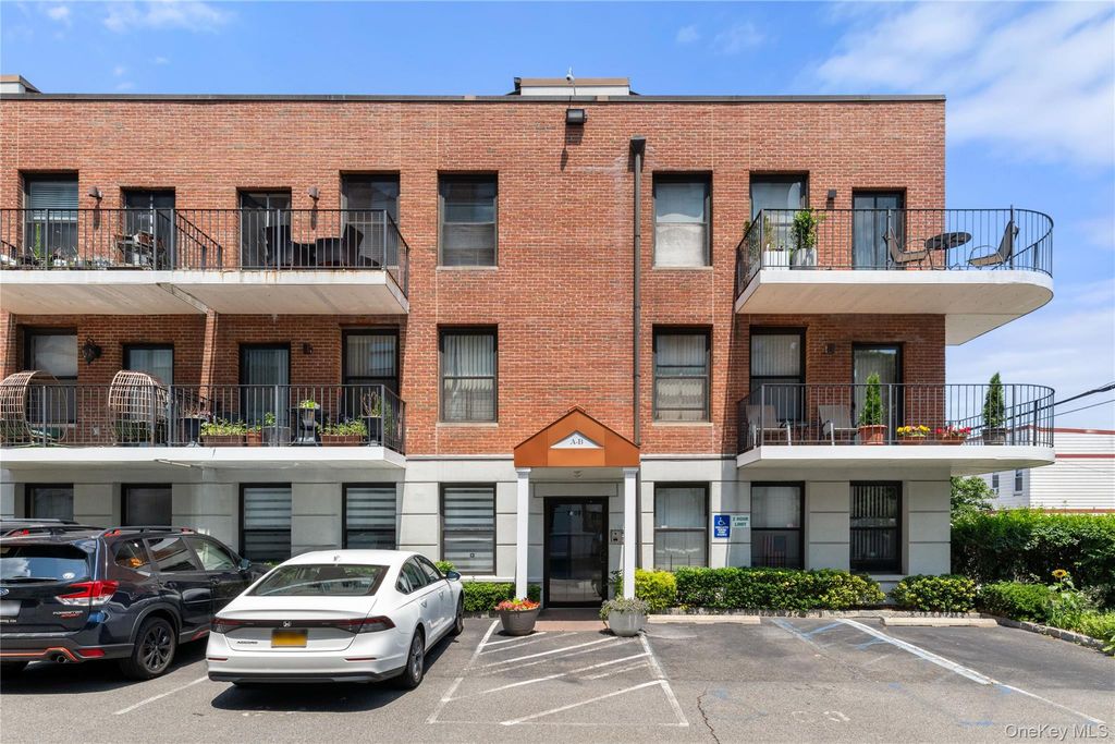 7608 69th Place 1B, Glendale, NY 11385