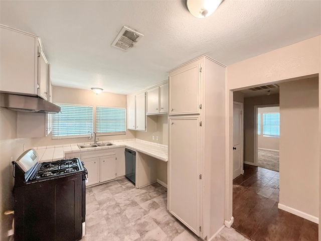 1001 Ridgecrest Street, Angleton, TX 77515