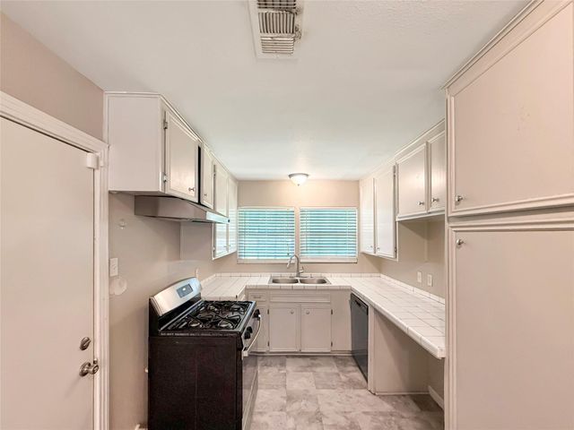 1001 Ridgecrest Street, Angleton, TX 77515