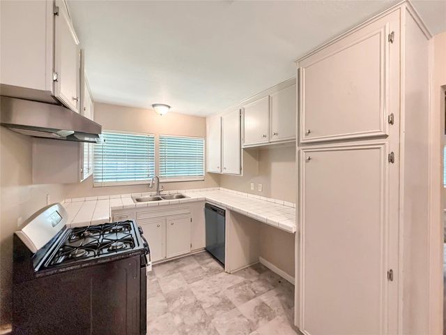 1001 Ridgecrest Street, Angleton, TX 77515