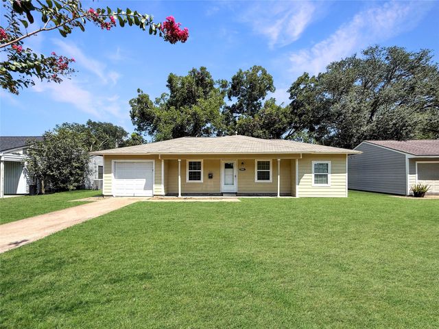 1001 Ridgecrest Street, Angleton, TX 77515