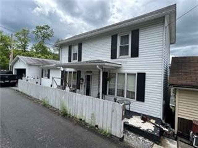 42 Walnut Ave, Dunbar, PA 15431