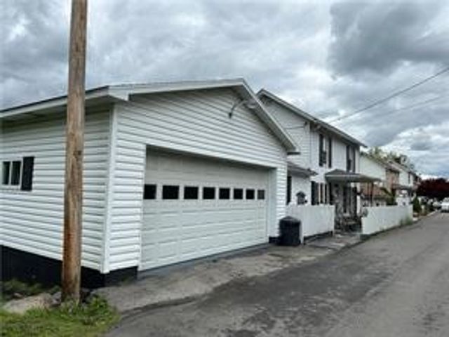 42 Walnut Ave, Dunbar, PA 15431