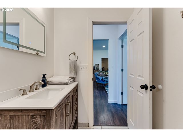 1332 Se STRONG Ave, Roseburg, OR 97470