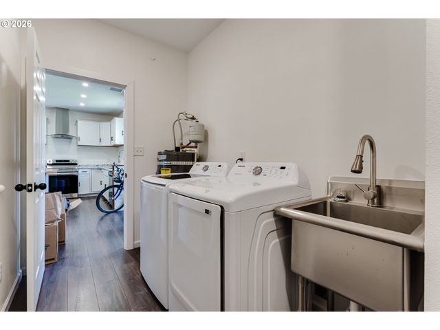 1332 Se STRONG Ave, Roseburg, OR 97470