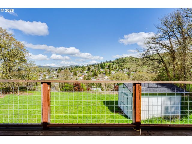 1332 Se STRONG Ave, Roseburg, OR 97470