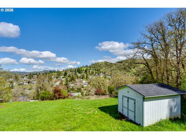 1332 Se STRONG Ave, Roseburg, OR 97470