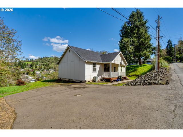 1332 Se STRONG Ave, Roseburg, OR 97470