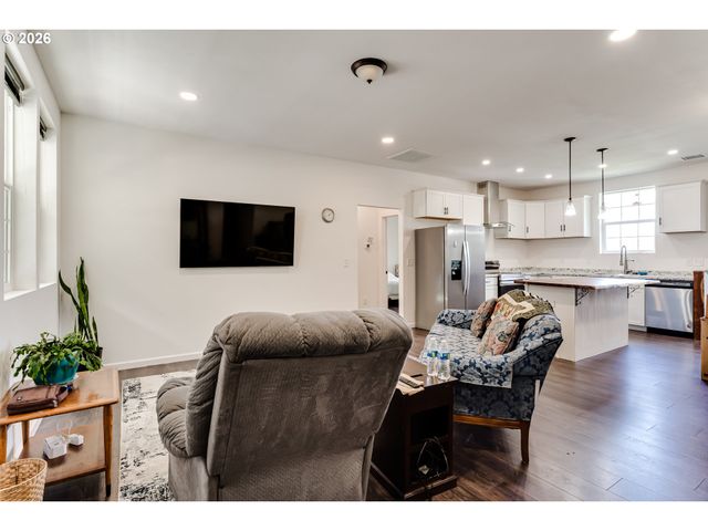 1332 Se STRONG Ave, Roseburg, OR 97470