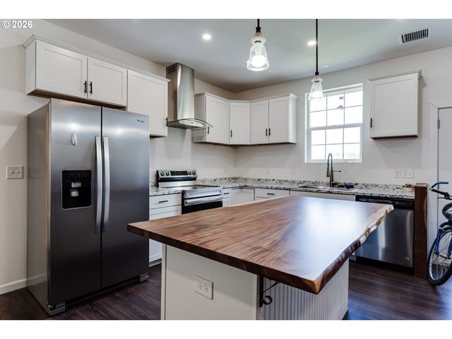 1332 Se STRONG Ave, Roseburg, OR 97470