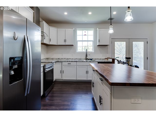 1332 Se STRONG Ave, Roseburg, OR 97470