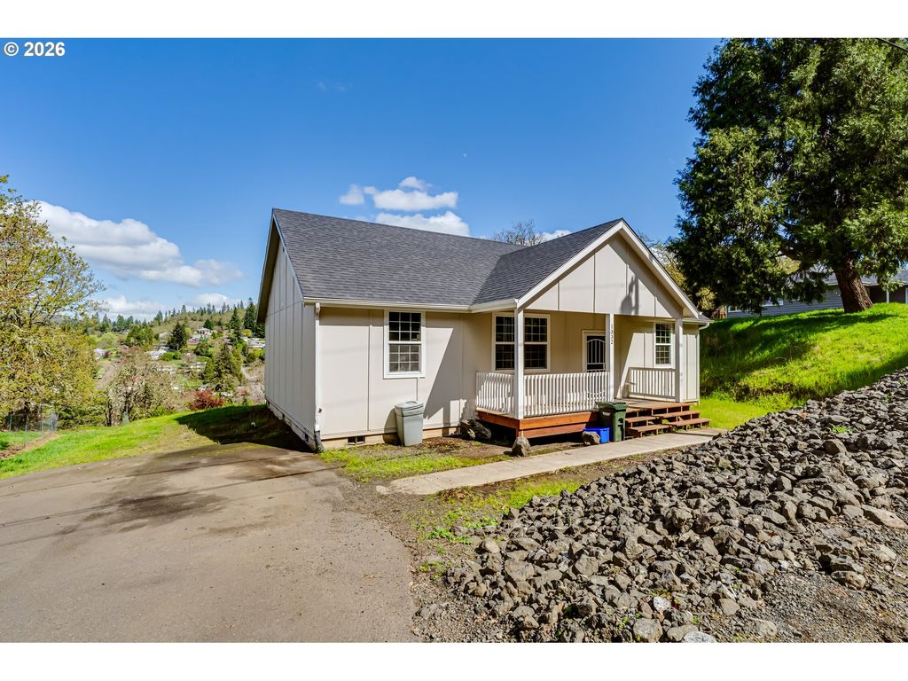 1332 Se STRONG Ave, Roseburg, OR 97470