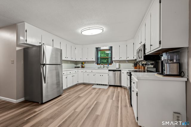 14 Jerome Avenue, Burlington, CT 06013