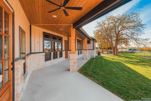 129 Hondo Ridge, La Vernia, TX 78121